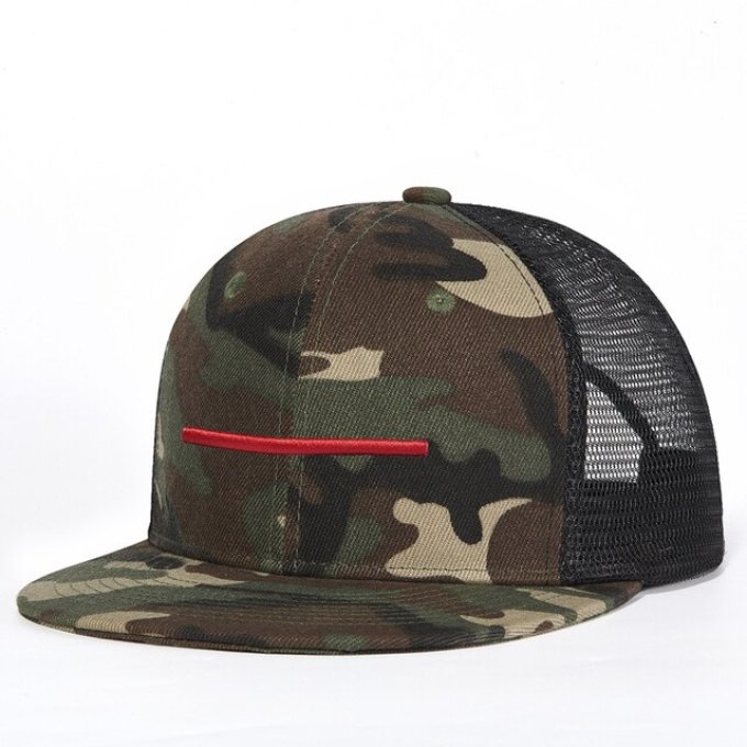 Gorra snapback camuflaje Woodland con franja roja