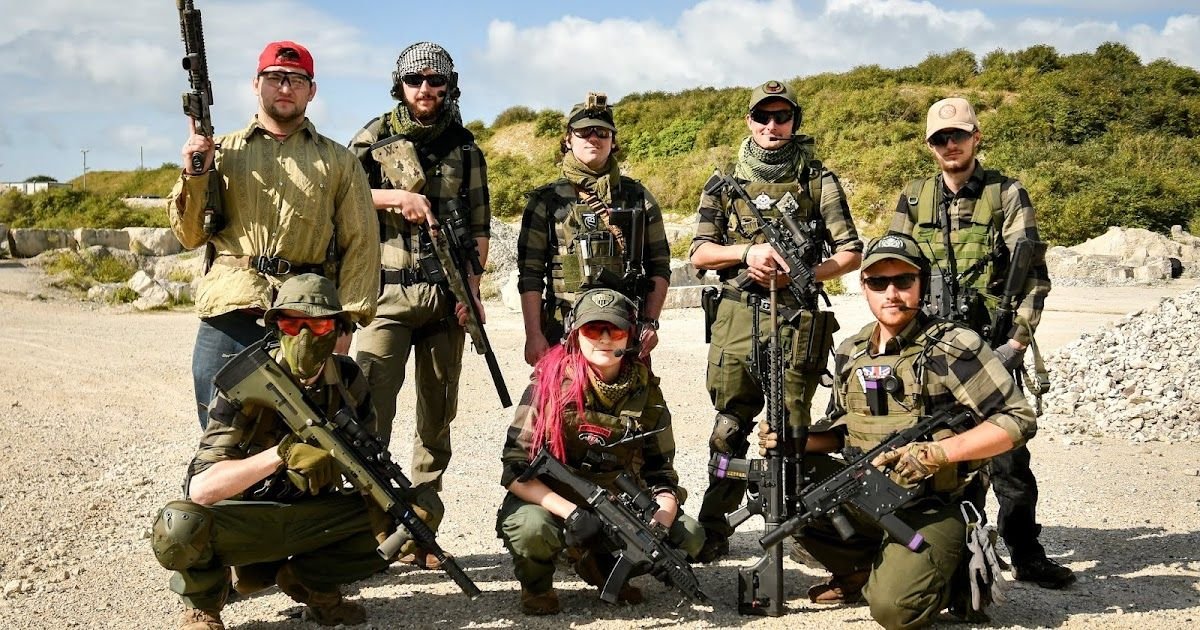 Un grupo de soldados con camisa militar de franela