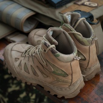 Botas de combate camufladas