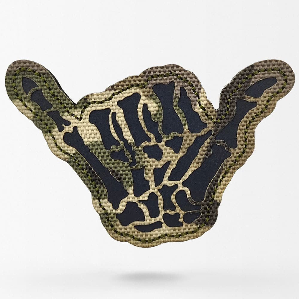 Parche con forma de mano esqueleto multicam