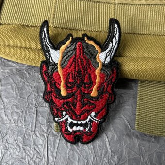 Parche bordado cabeza de diablo rojo