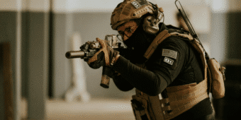 ¿Cómo ayudan las camisas de combate a los soldados a mantenerse cómodos en climas cálidos?