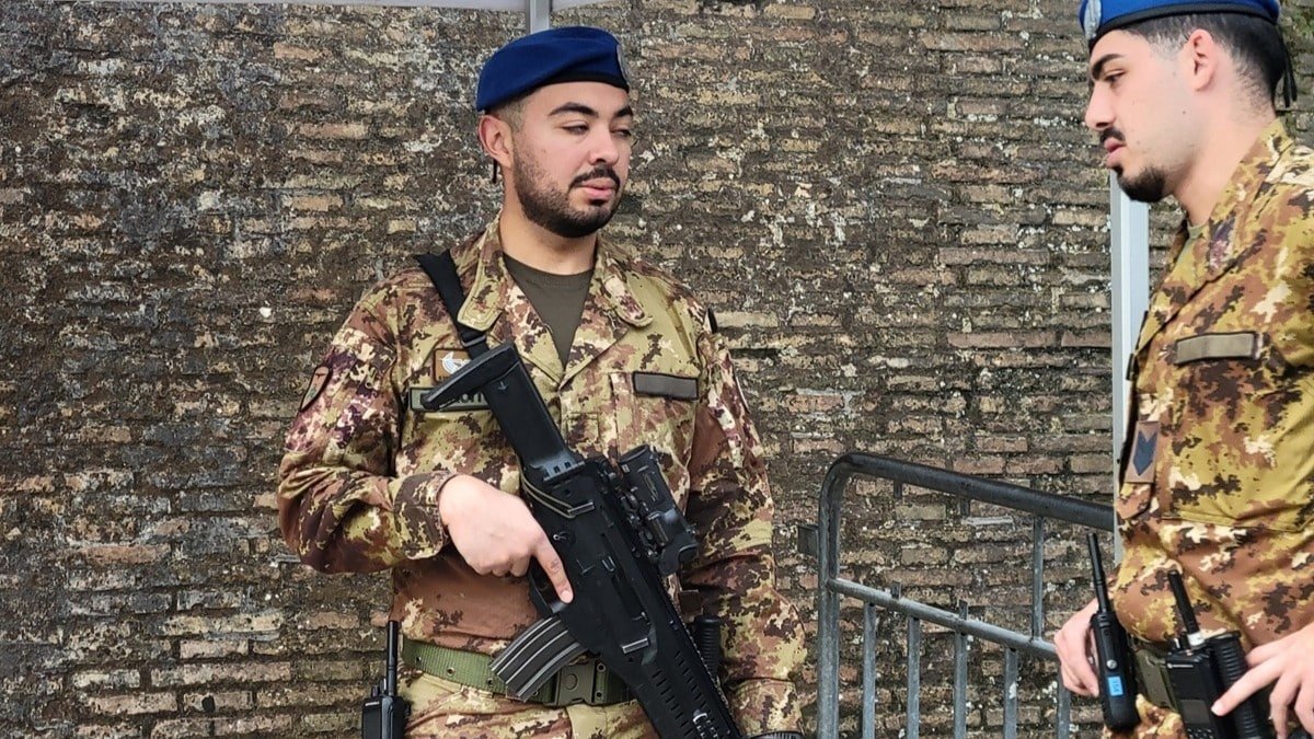 Camuflaje vegetato con soldados