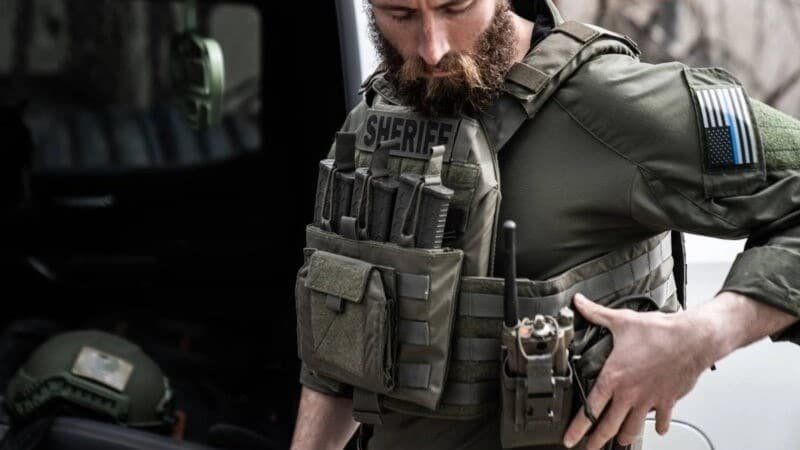 Soldado con uniforme militar verde oliva.